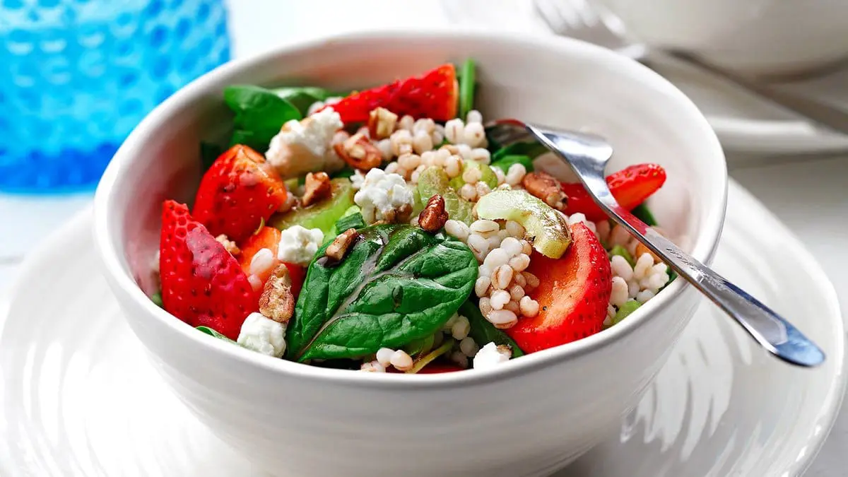 barley salad with spinach