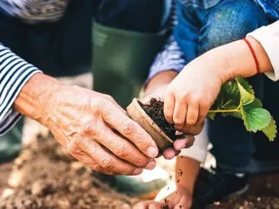 kids-in-garden