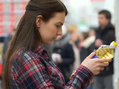 woman shopping canola oil