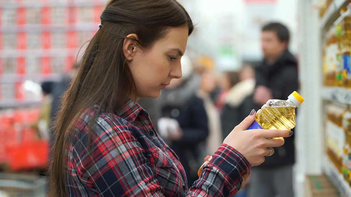 woman shopping canola oil