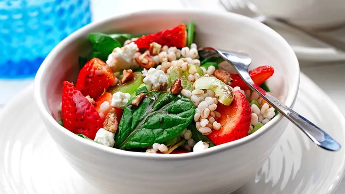 barley-salad-with-spinach-and-strawberries