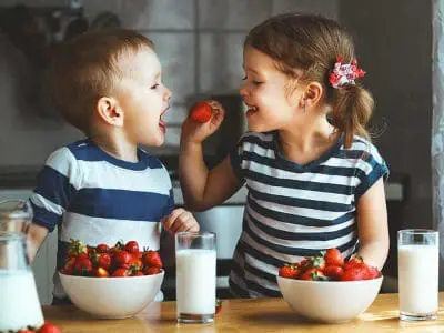 kids eating strawberries