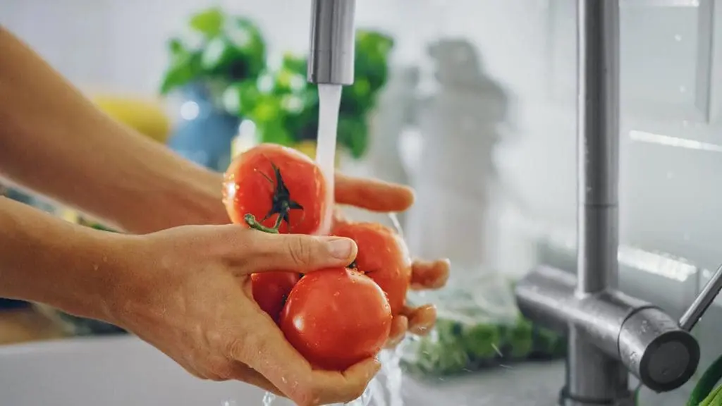 wahing-tomatoes
