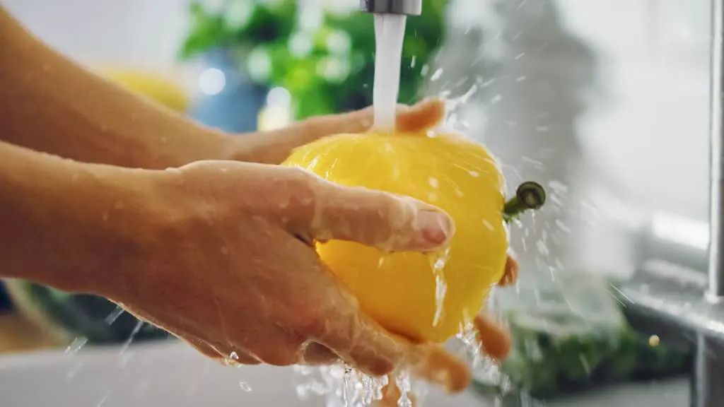 washing-yellow-pepper