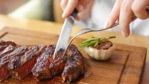 Women-Cutting-Steak