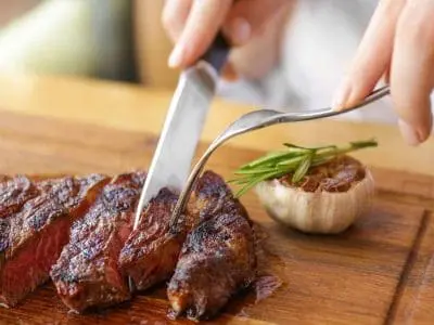 Women-Cutting-Steak