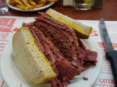 Restaurant-Dishes-Schwartz's-Montreal-Smoked-Meat