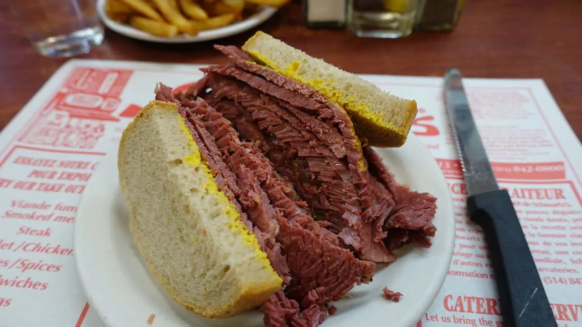 Restaurant-Dishes-Schwartz's-Montreal-Smoked-Meat