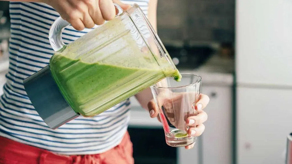 pouring-smoothie