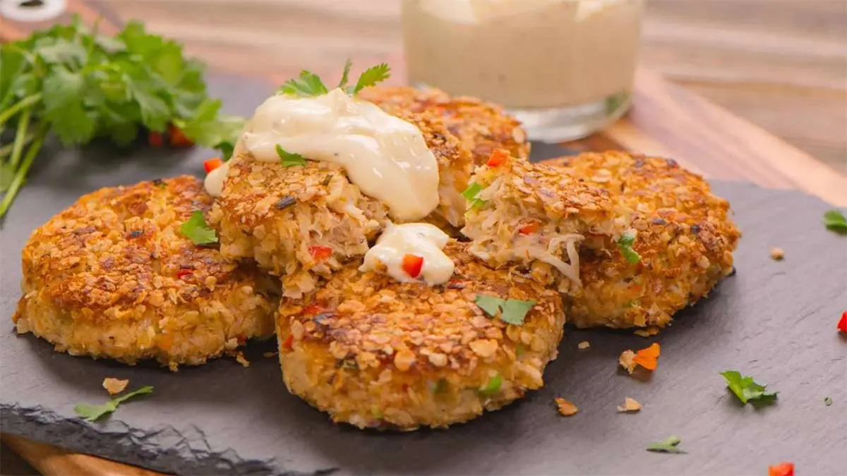 Crab-Cakes-with-Lemon-Aioli
