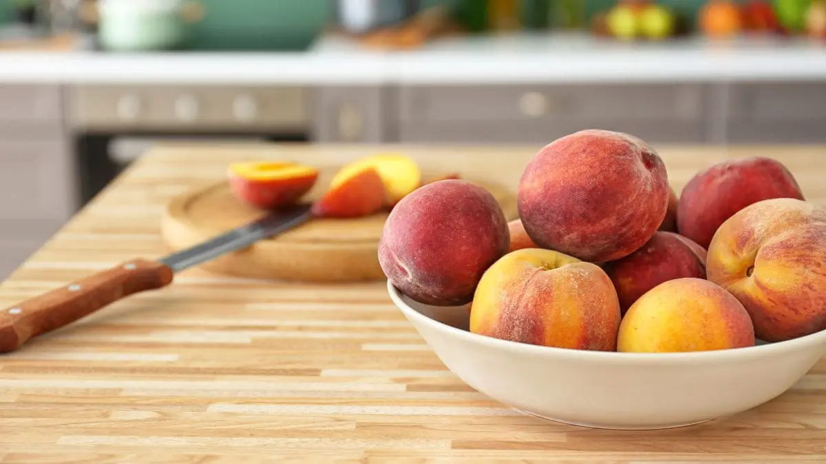 peaches in a bowl