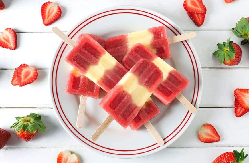strawberries-and-cream-canada-day-pops