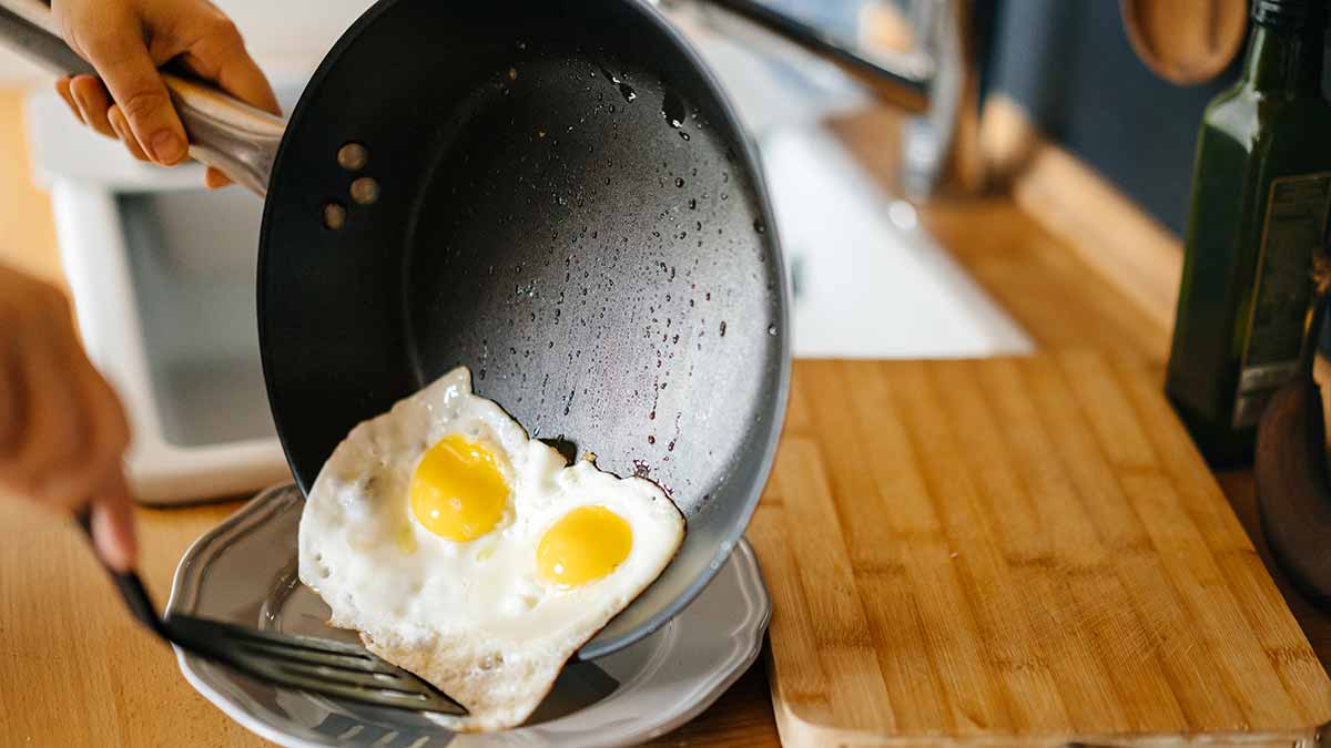 cooked-eggs-in-pan