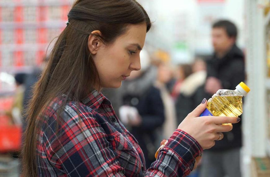 woman shopping canola oil