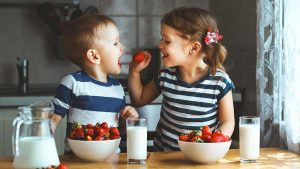 kids eating strawberries