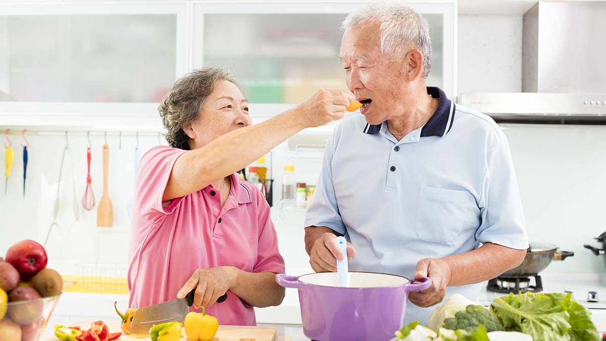 couple eating vegetables