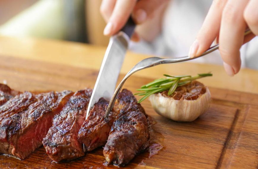 Women-Cutting-Steak