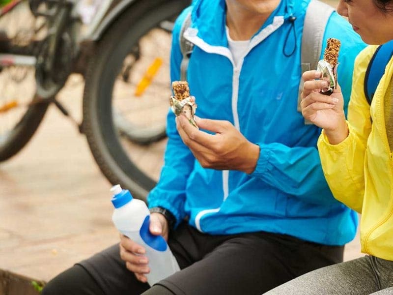 eating-energy-bar