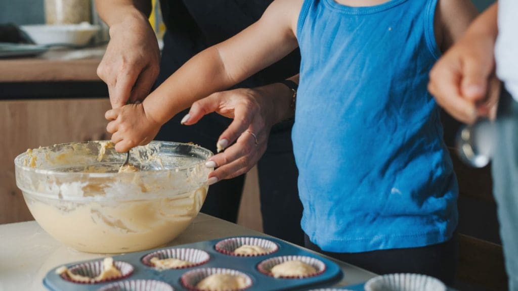 Baking-with-canola-oil-women-child