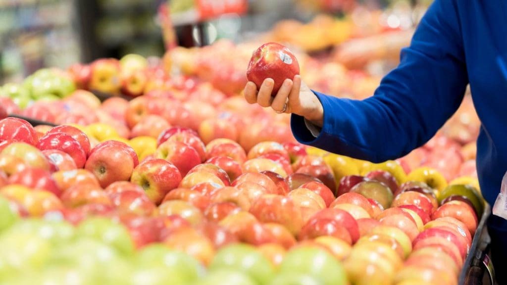 apples-at-the-grocery-store