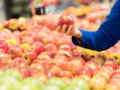 apples-at-the-grocery-store