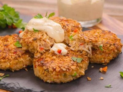 Crab-Cakes-with-Lemon-Aioli
