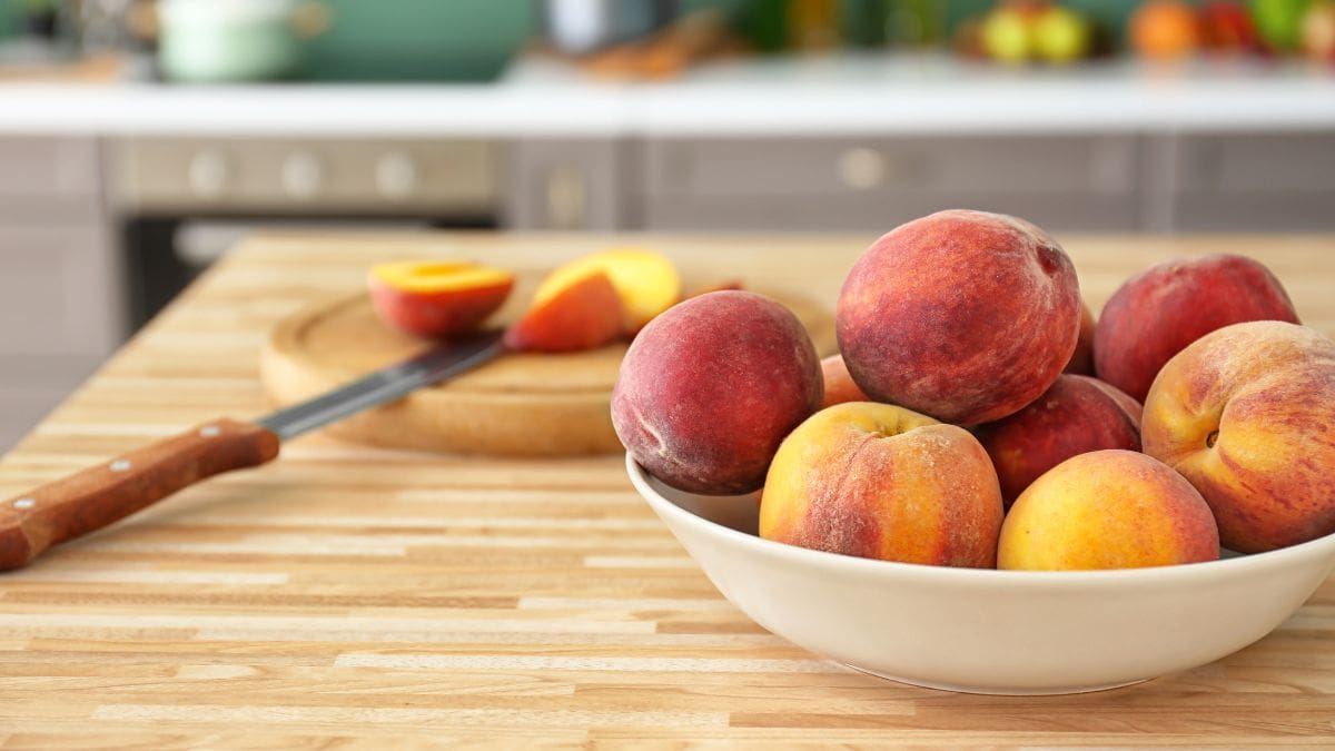 peaches in a bowl